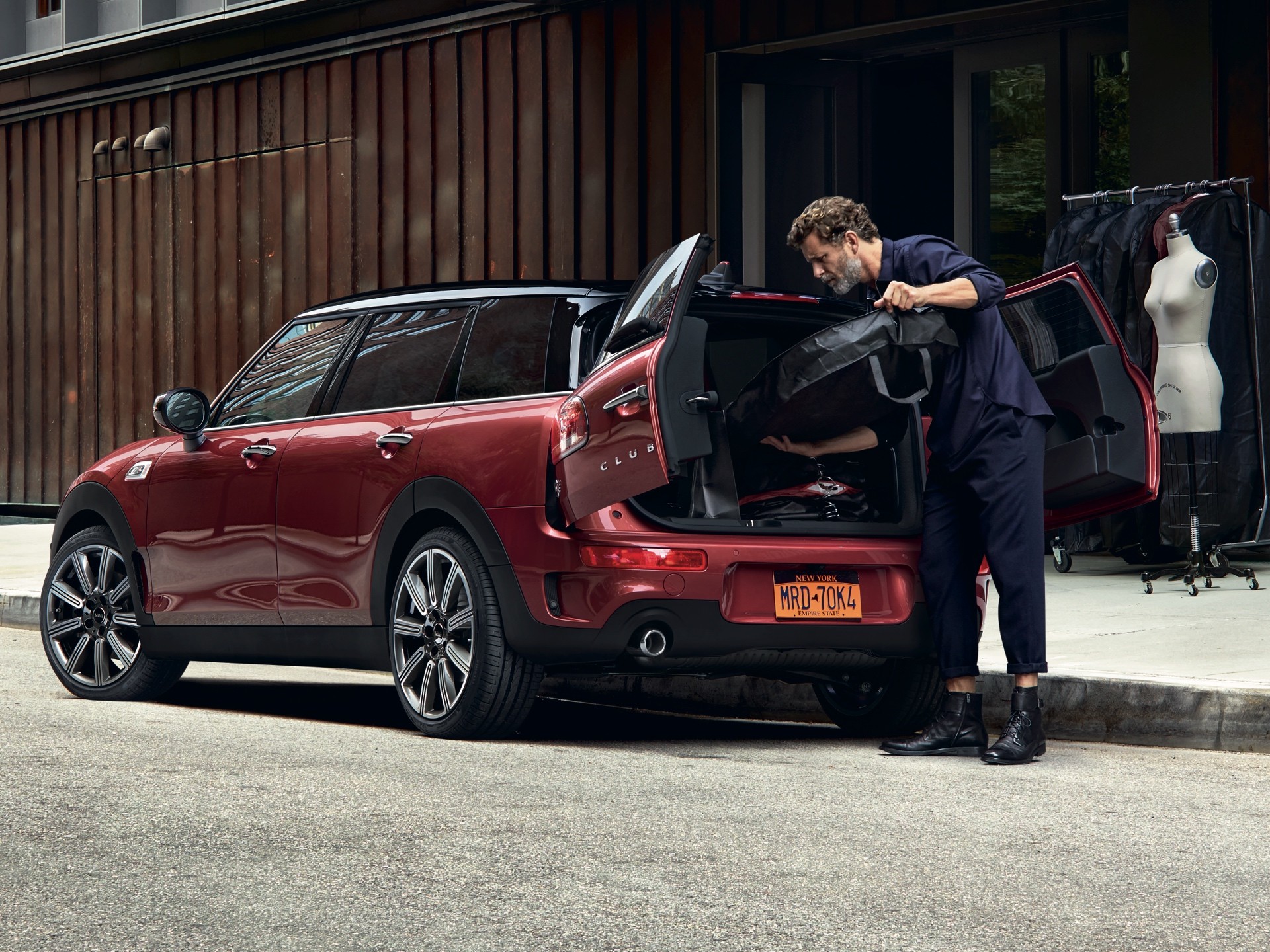 MINI Clubman - kırmızı ve siyah - bagaj kapasitesi MINI Clubman - kırmızı ve siyah - bagaj kapasitesi